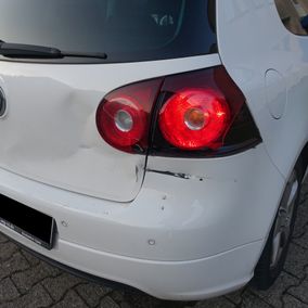 Dunkelblauer BMW mit Schaden an der Motorhaube